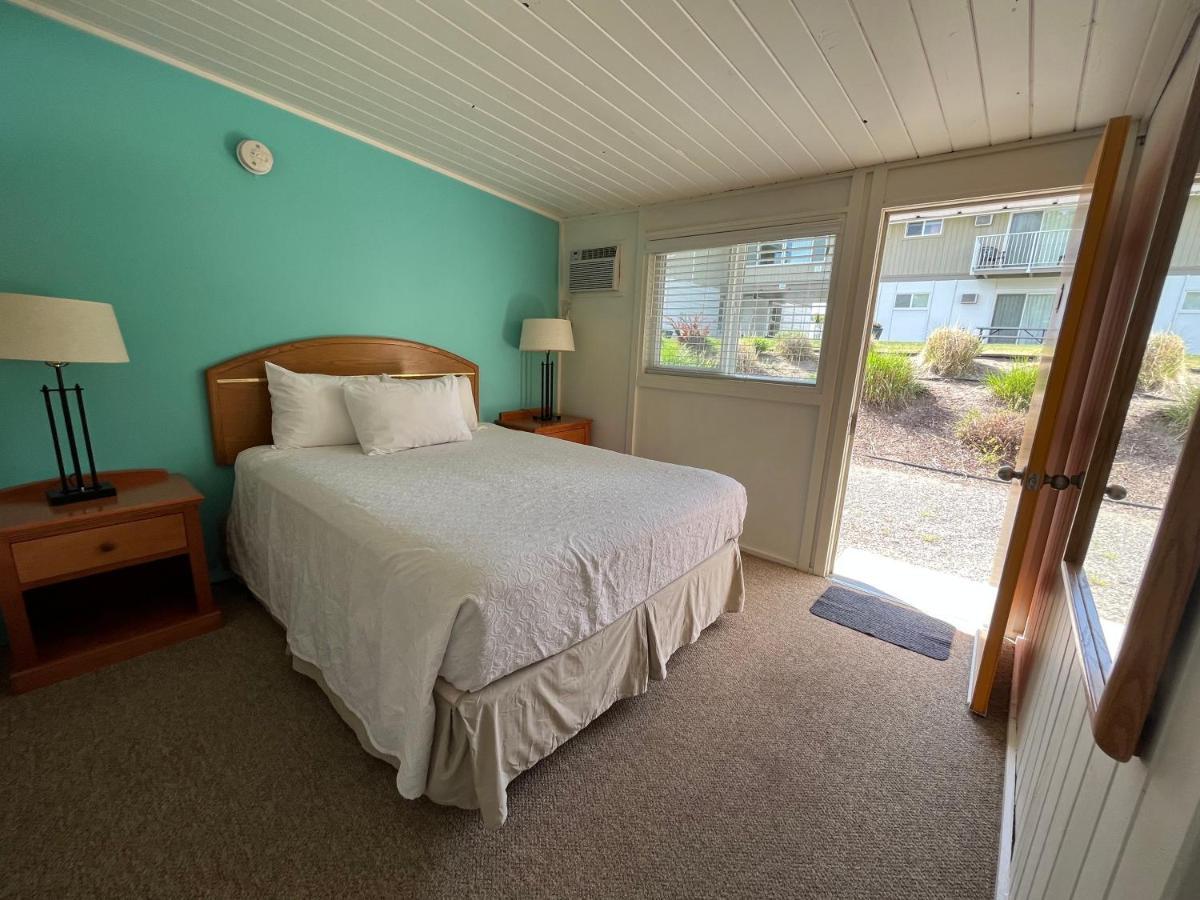 Holiday Beach Resort Motel Okanagan Falls Bagian luar foto