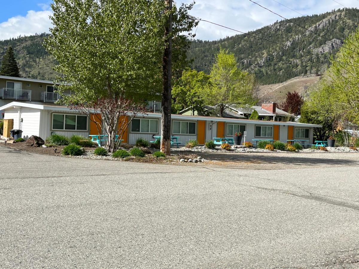 Holiday Beach Resort Motel Okanagan Falls Bagian luar foto