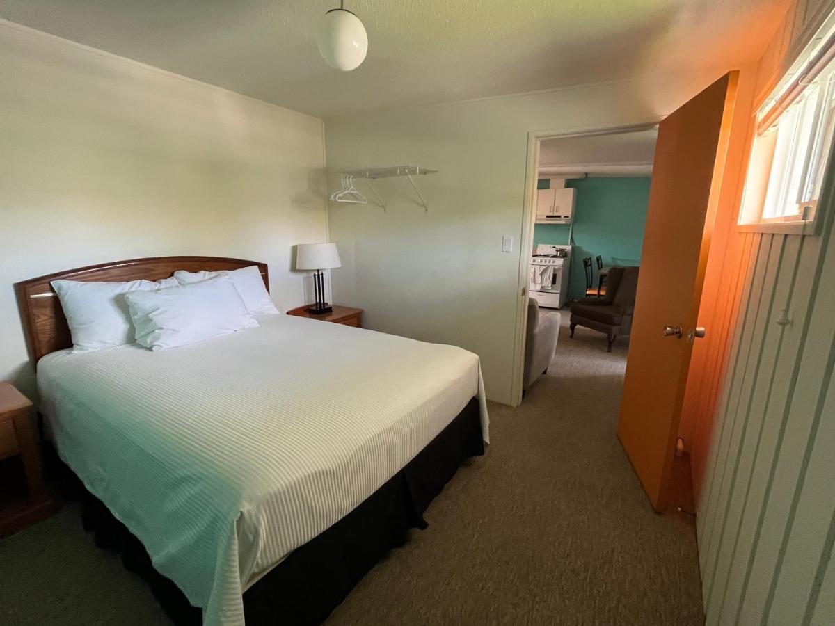 Holiday Beach Resort Motel Okanagan Falls Bagian luar foto