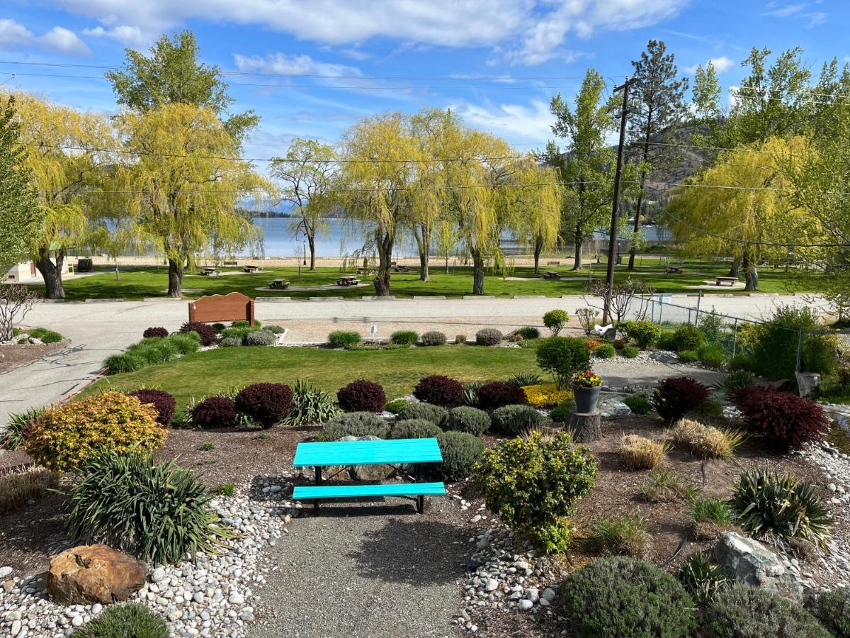 Holiday Beach Resort Motel Okanagan Falls Bagian luar foto