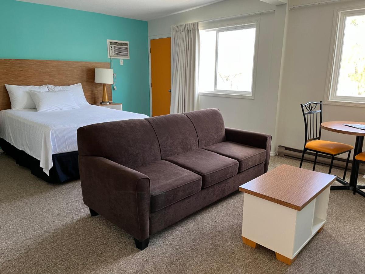 Holiday Beach Resort Motel Okanagan Falls Bagian luar foto