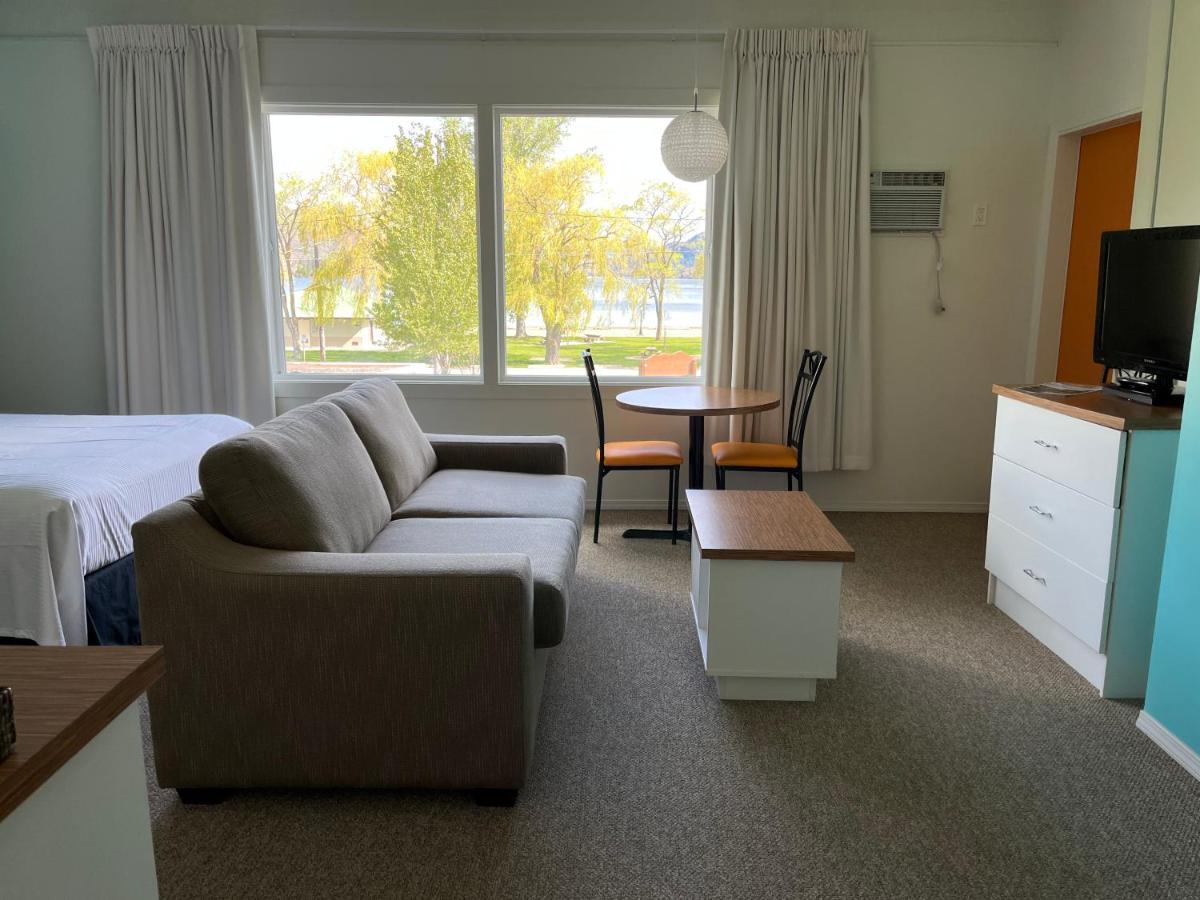 Holiday Beach Resort Motel Okanagan Falls Bagian luar foto