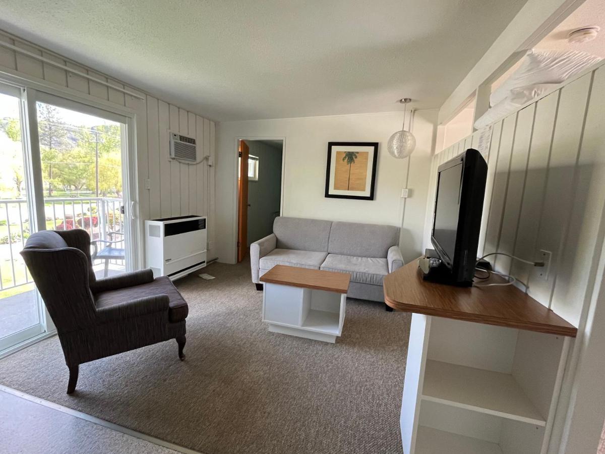 Holiday Beach Resort Motel Okanagan Falls Bagian luar foto