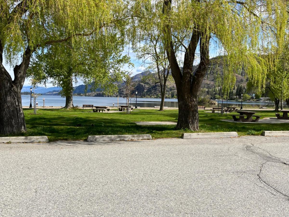 Holiday Beach Resort Motel Okanagan Falls Bagian luar foto