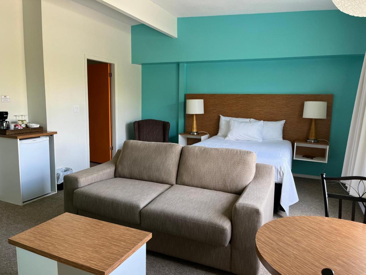 Holiday Beach Resort Motel Okanagan Falls Bagian luar foto