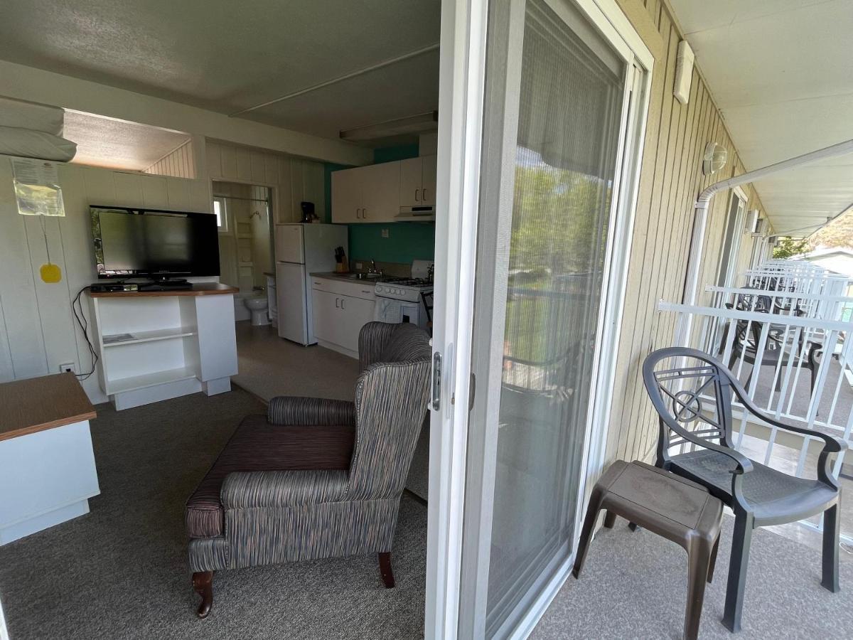 Holiday Beach Resort Motel Okanagan Falls Bagian luar foto