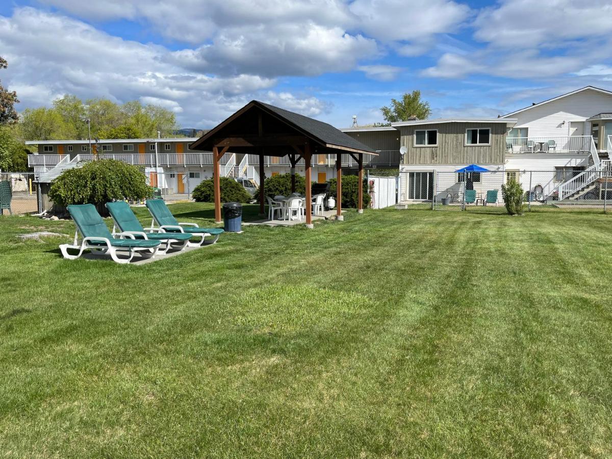 Holiday Beach Resort Motel Okanagan Falls Bagian luar foto