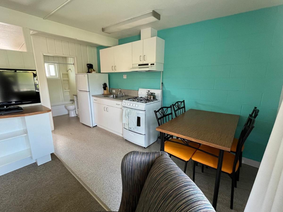 Holiday Beach Resort Motel Okanagan Falls Bagian luar foto