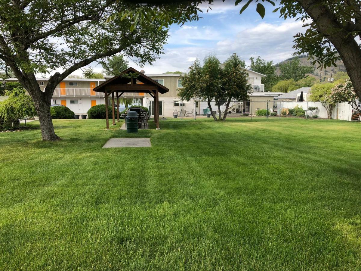 Holiday Beach Resort Motel Okanagan Falls Bagian luar foto