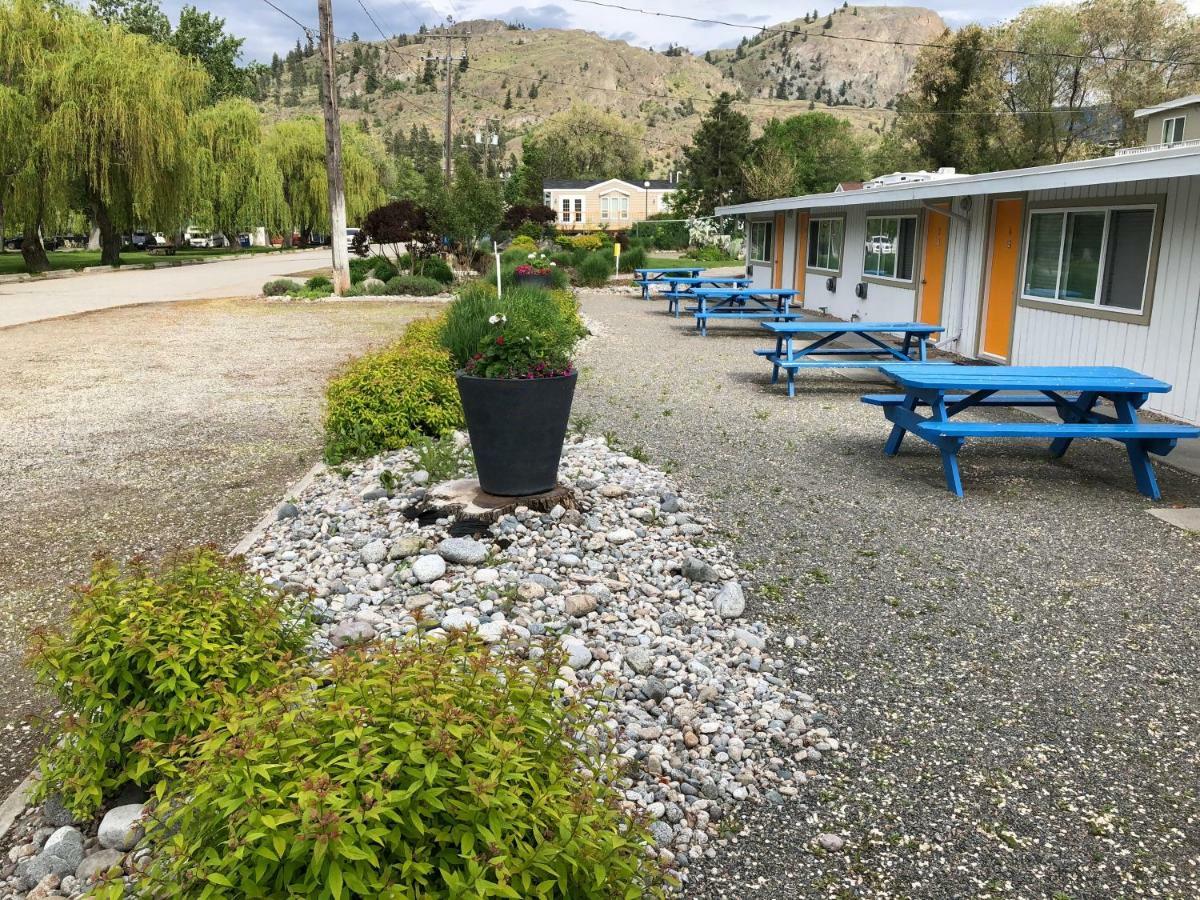 Holiday Beach Resort Motel Okanagan Falls Bagian luar foto