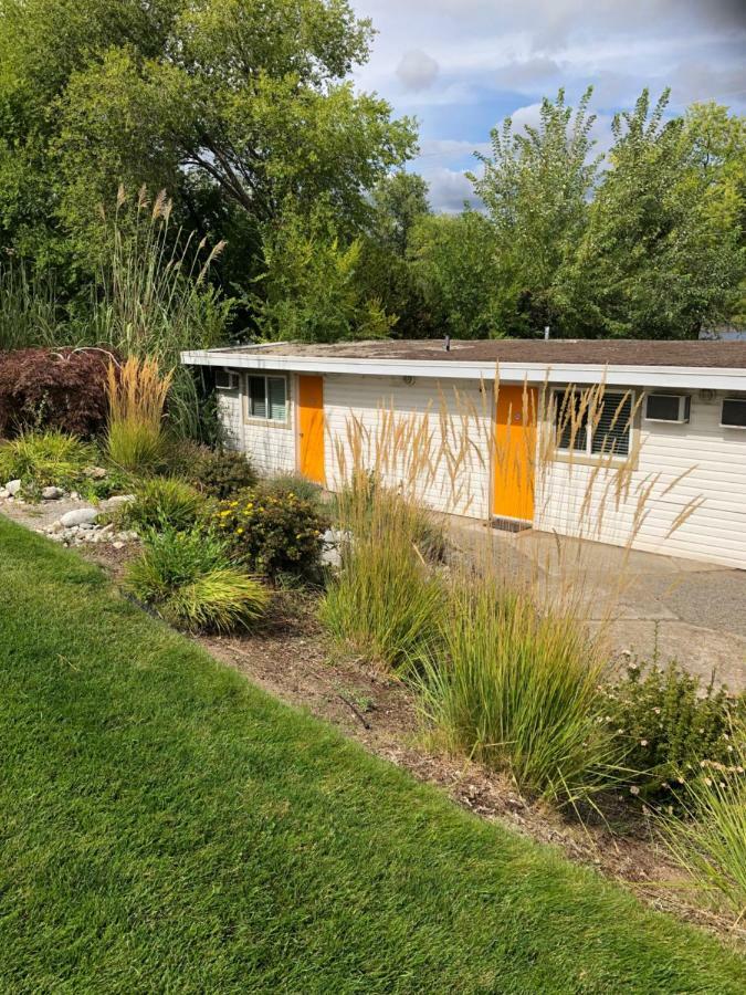 Holiday Beach Resort Motel Okanagan Falls Bagian luar foto