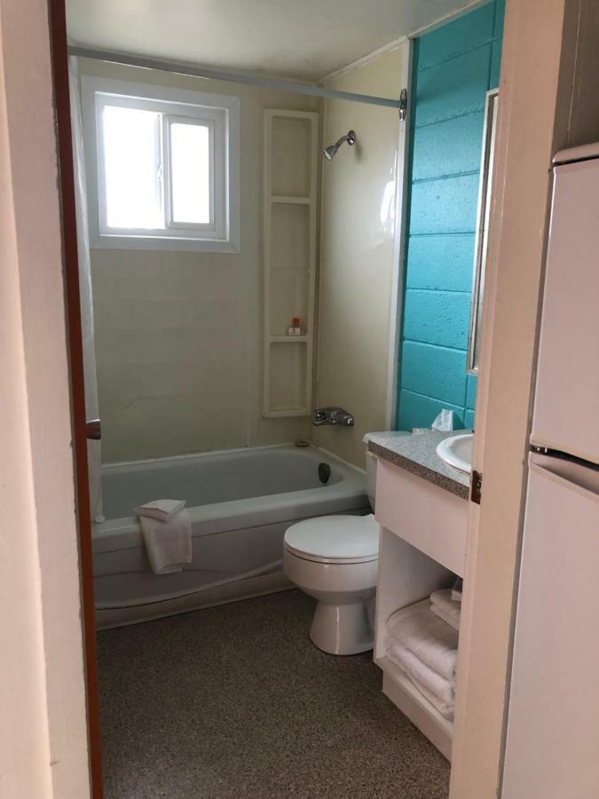 Holiday Beach Resort Motel Okanagan Falls Bagian luar foto