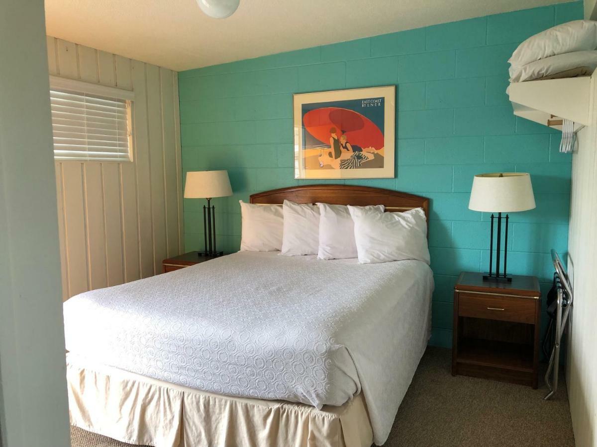 Holiday Beach Resort Motel Okanagan Falls Bagian luar foto