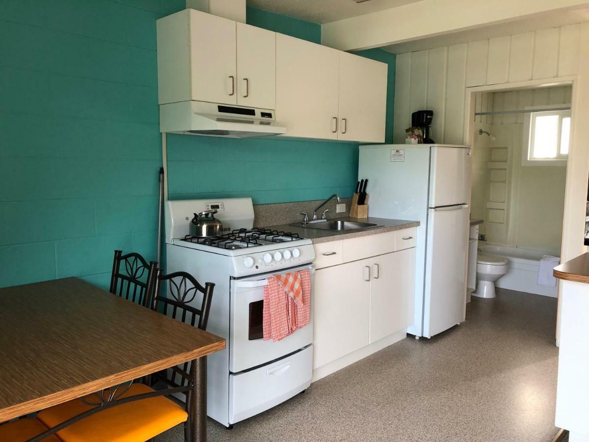 Holiday Beach Resort Motel Okanagan Falls Bagian luar foto