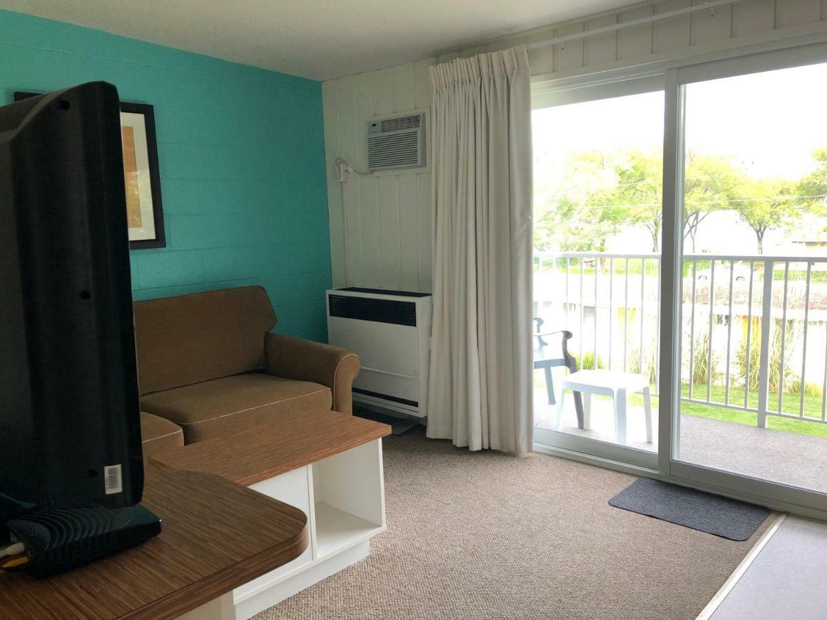 Holiday Beach Resort Motel Okanagan Falls Bagian luar foto