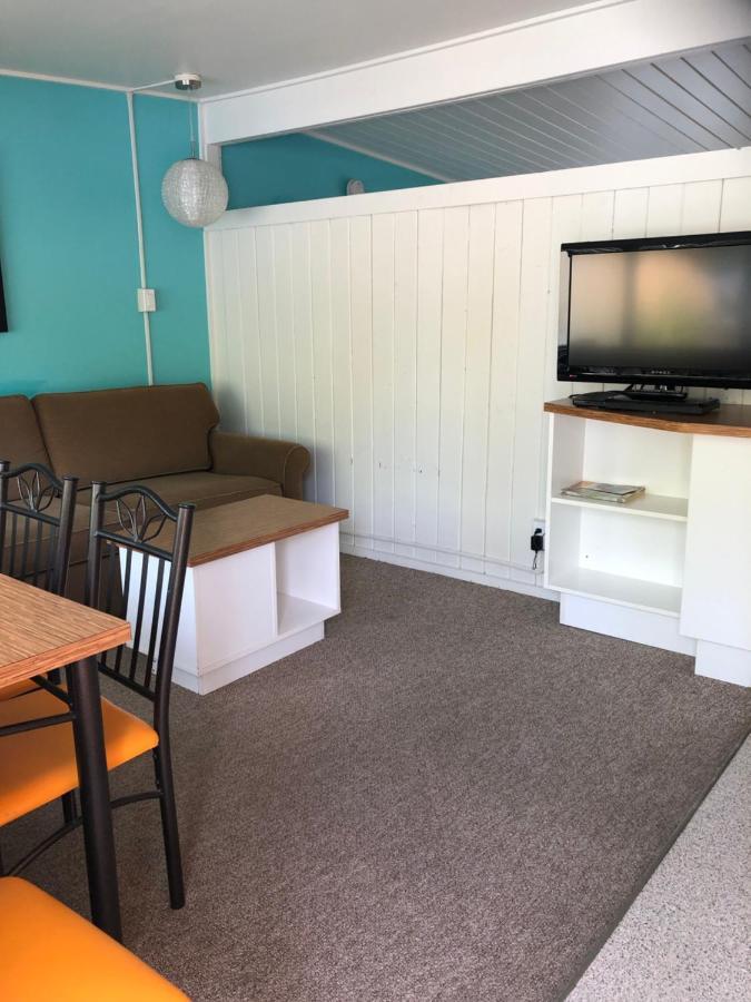 Holiday Beach Resort Motel Okanagan Falls Bagian luar foto