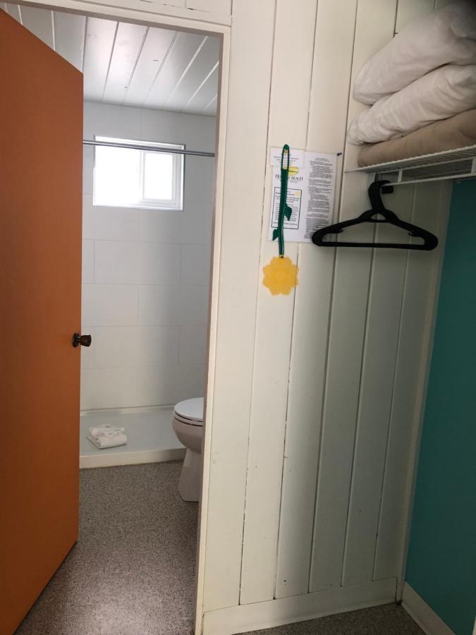 Holiday Beach Resort Motel Okanagan Falls Bagian luar foto