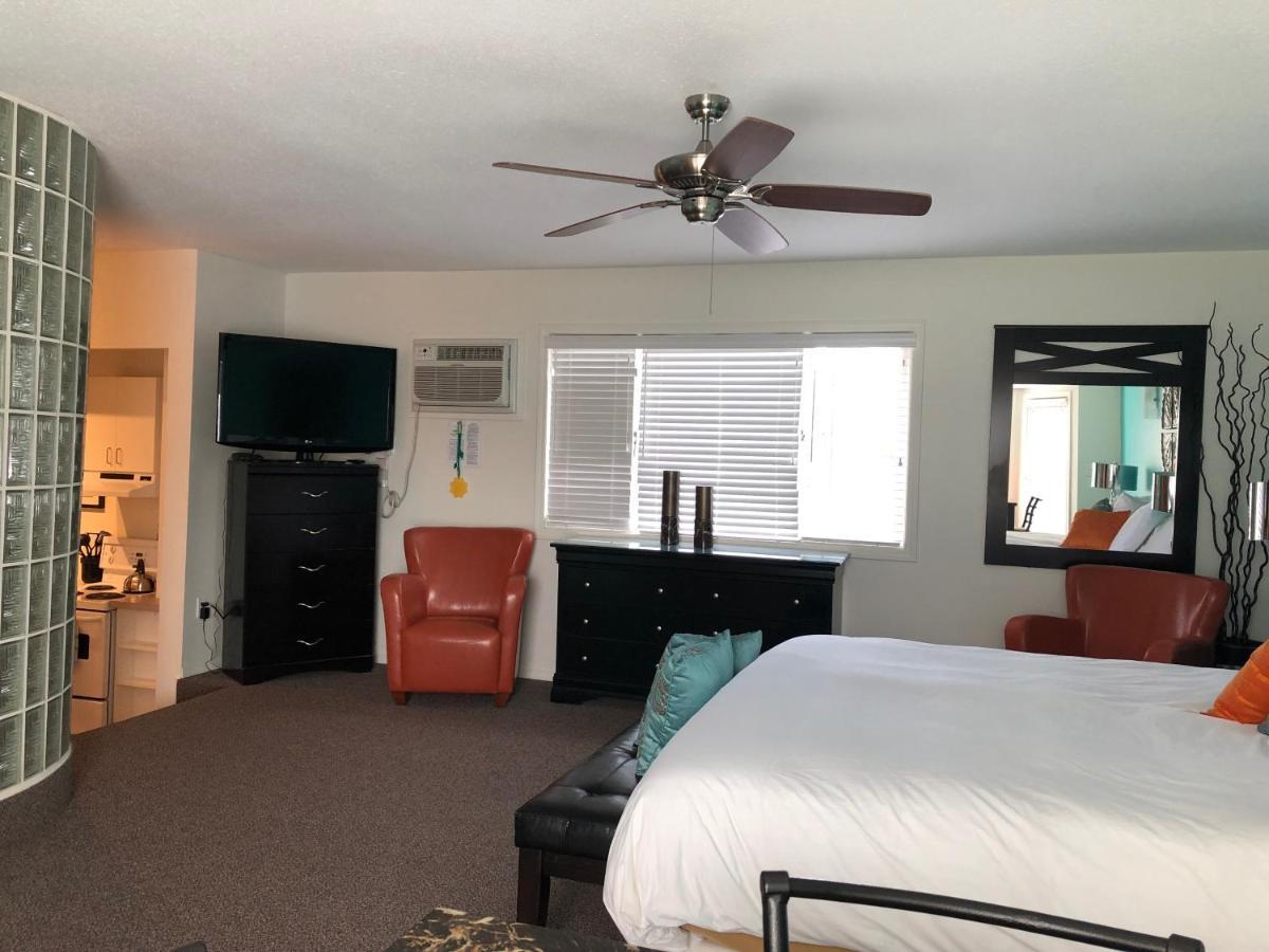 Holiday Beach Resort Motel Okanagan Falls Bagian luar foto