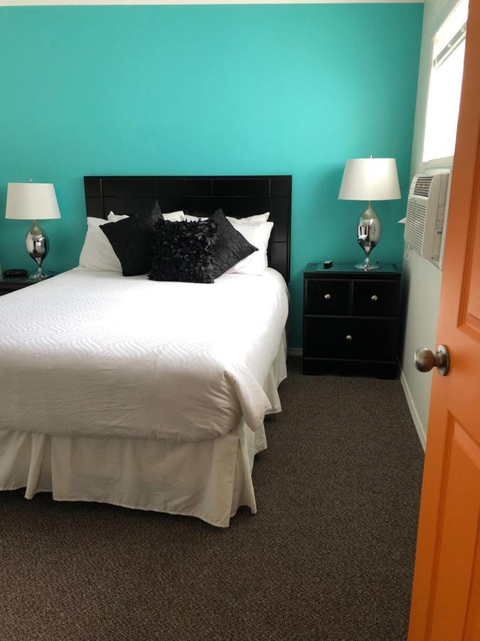 Holiday Beach Resort Motel Okanagan Falls Bagian luar foto