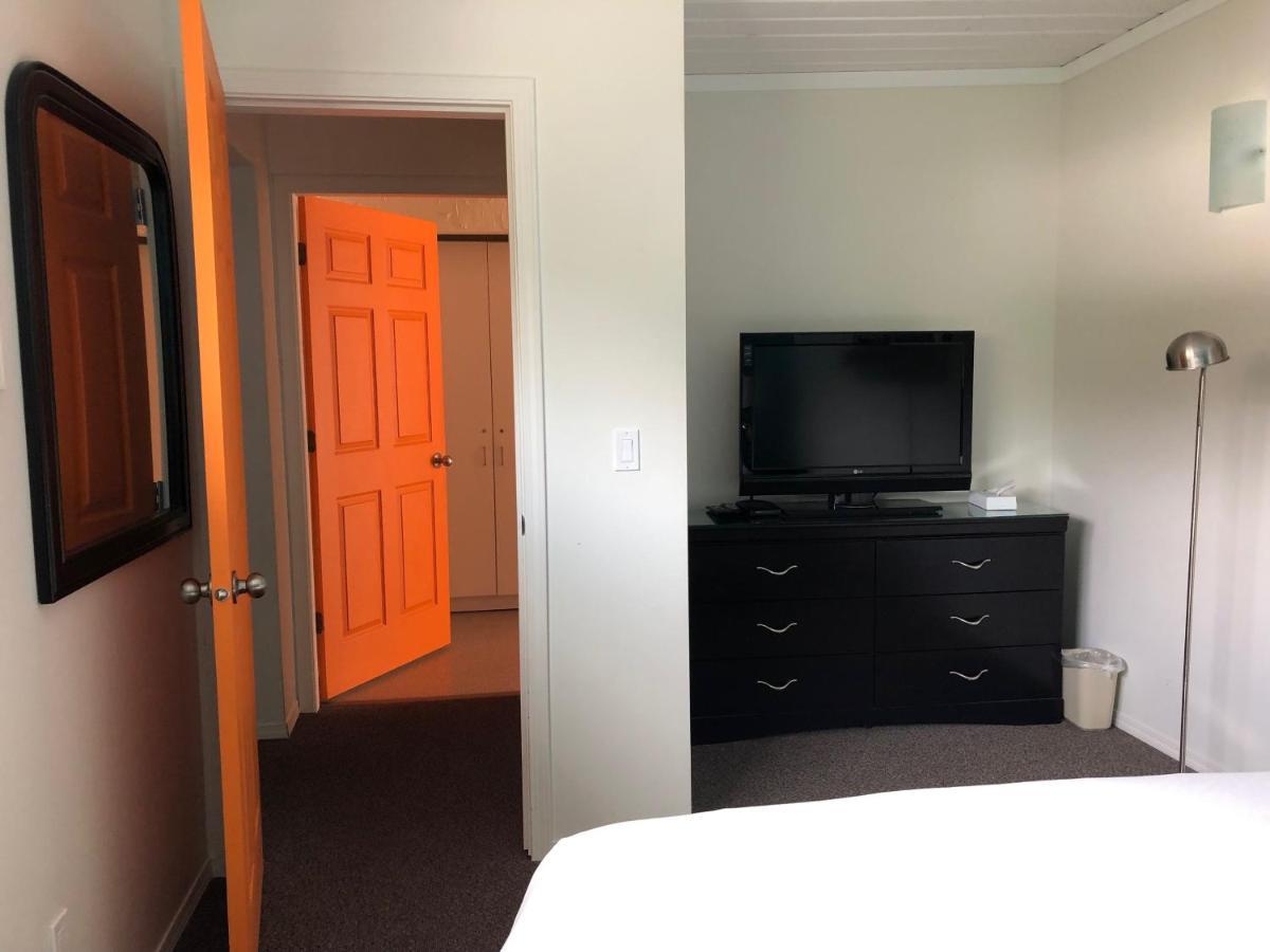 Holiday Beach Resort Motel Okanagan Falls Bagian luar foto