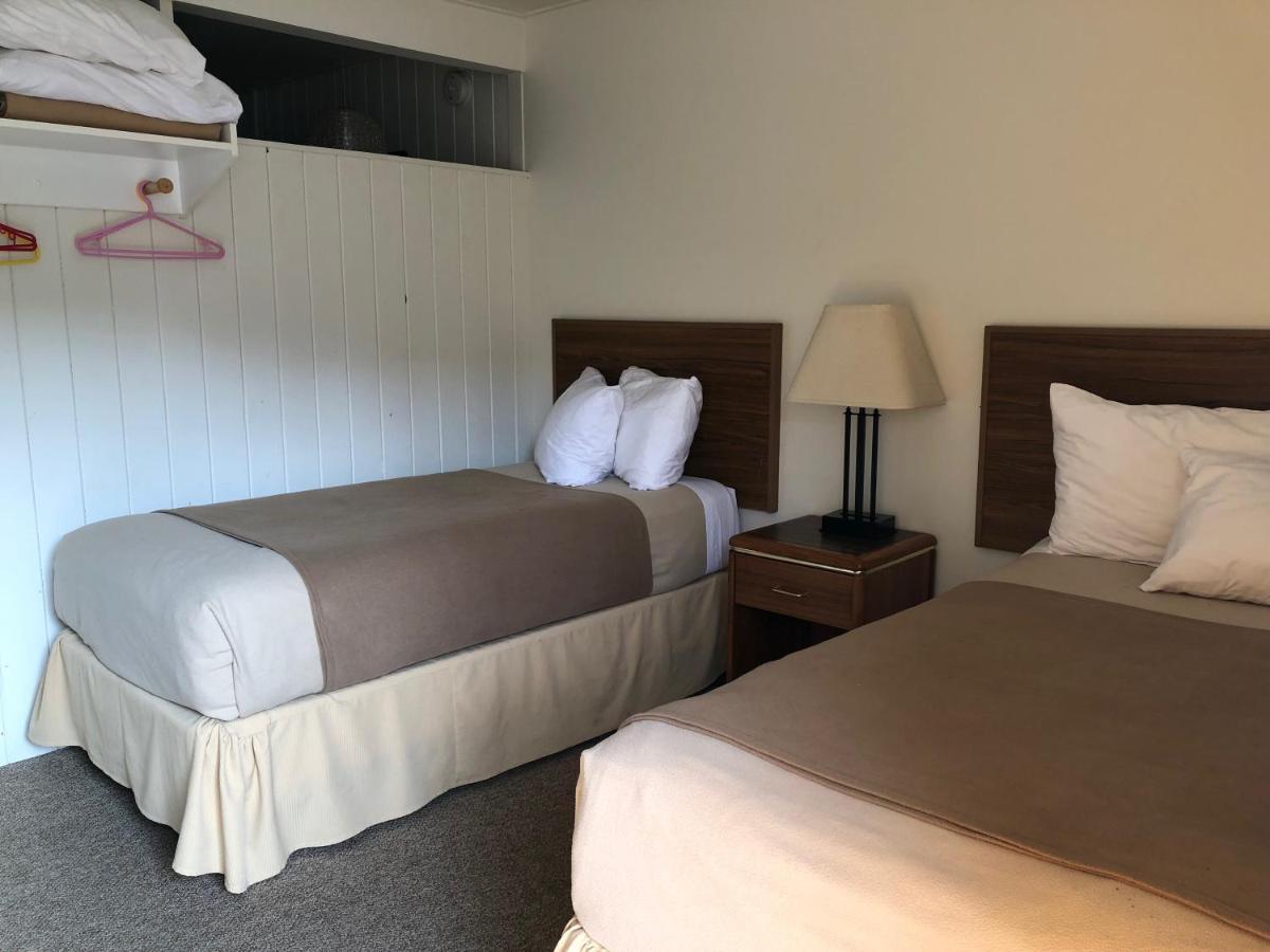 Holiday Beach Resort Motel Okanagan Falls Bagian luar foto