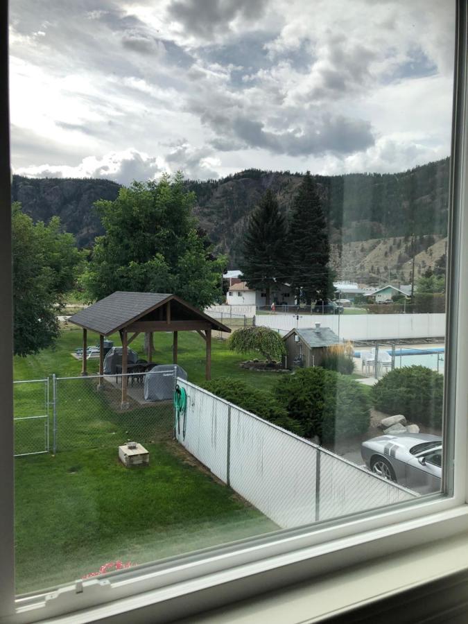 Holiday Beach Resort Motel Okanagan Falls Bagian luar foto