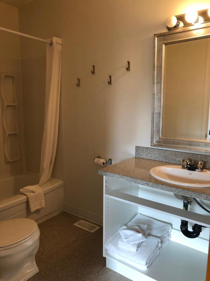 Holiday Beach Resort Motel Okanagan Falls Bagian luar foto