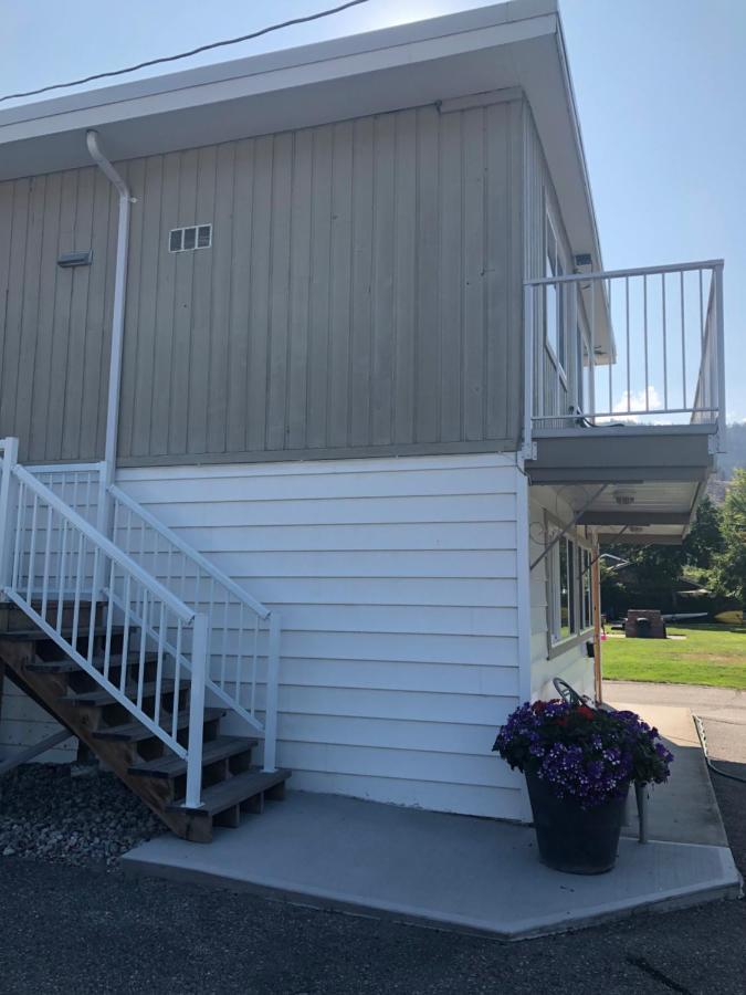 Holiday Beach Resort Motel Okanagan Falls Bagian luar foto