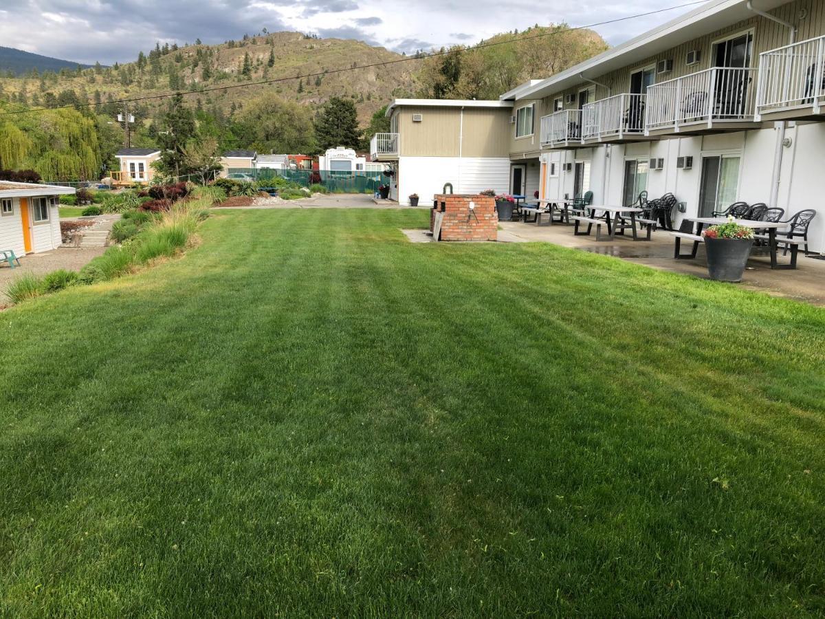 Holiday Beach Resort Motel Okanagan Falls Bagian luar foto