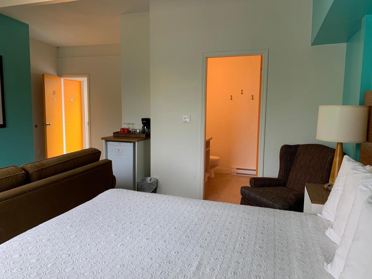 Holiday Beach Resort Motel Okanagan Falls Bagian luar foto