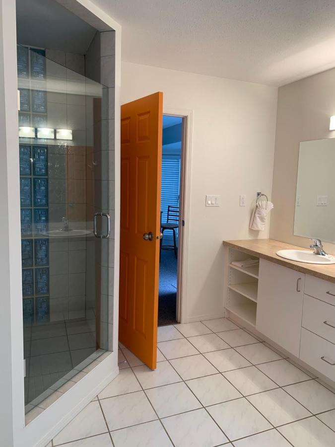 Holiday Beach Resort Motel Okanagan Falls Bagian luar foto