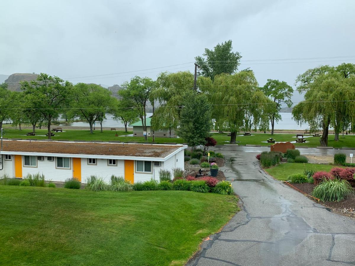 Holiday Beach Resort Motel Okanagan Falls Bagian luar foto